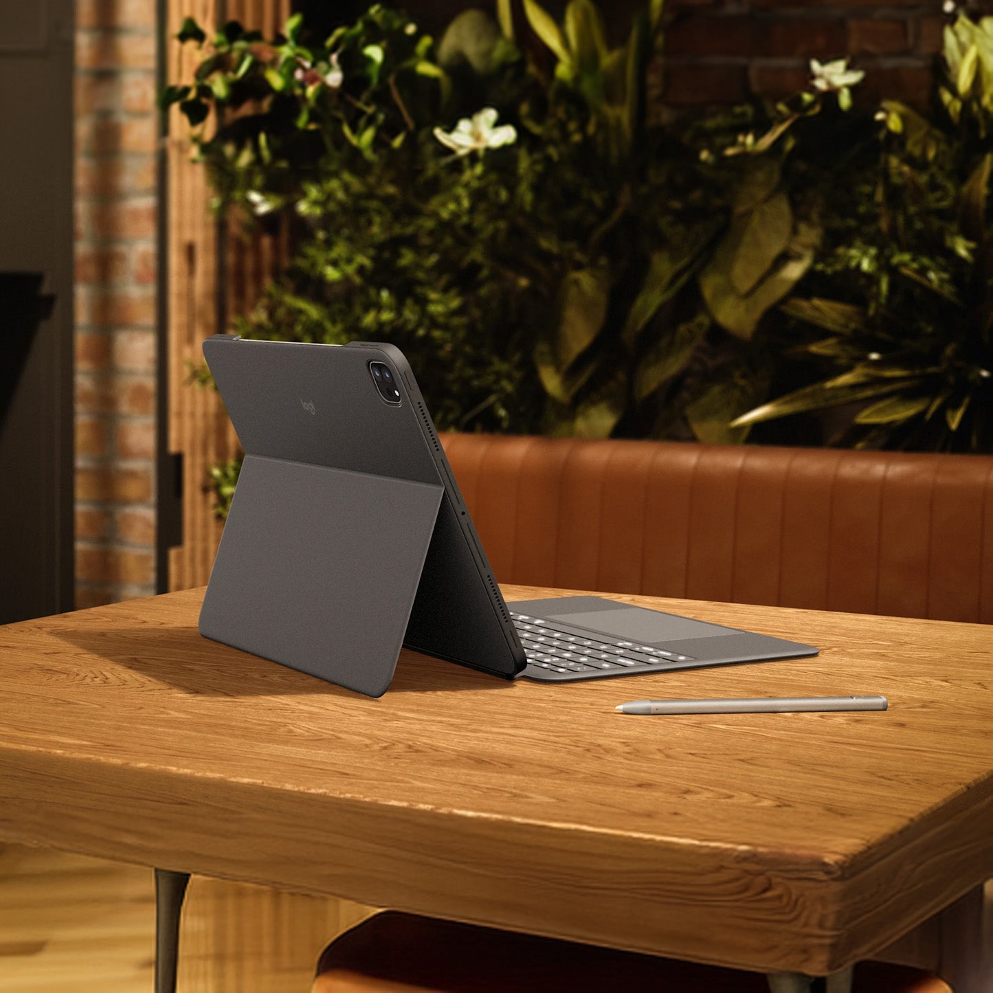 Logitech - Combo Touch pour iPad Pro 13'' (M4 et M5) - Azerty - Graphite