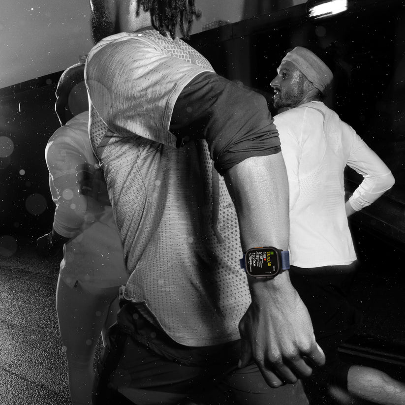 Apple_Watch_Ultra_2_49mm_Black_Titanium_Milanese_Loop_Black_PDP_Image_Position_7__FRFR