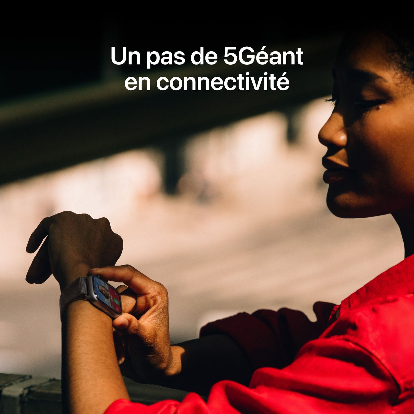 Apple_Watch_Series_11_46mm_5G_LTE_Gold_Titanium_Sport_Band_Light_Blush_PDP_Image_Position_7__FRFR
