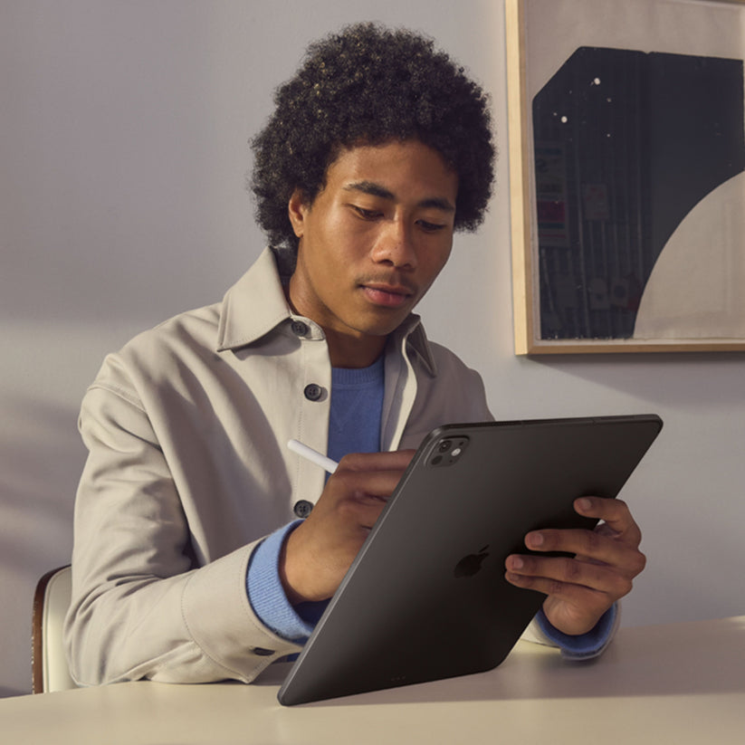 iPad_Pro_11-in_M5_WiFi_Space_Black_PDP_Image_Position_5__FRFR